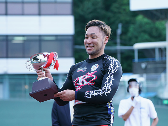 表彰式で優勝カップを手に笑顔の郡司浩平