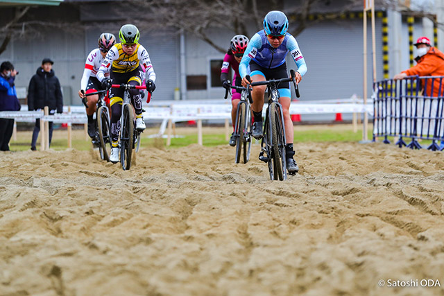 宇都宮シクロクロス小川咲絵（AX cyclocross team）を先頭に難しい砂セクションを走る