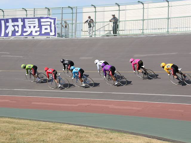 第6回大阪関西万博競輪in和歌山の決勝レースの赤板過ぎ