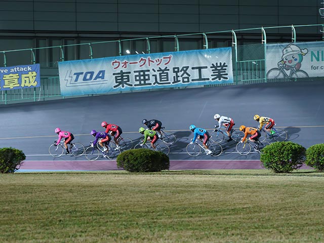 京王閣競輪開設74周年記念ゴールドカップレースG3決勝赤板過ぎ2コーナー付近