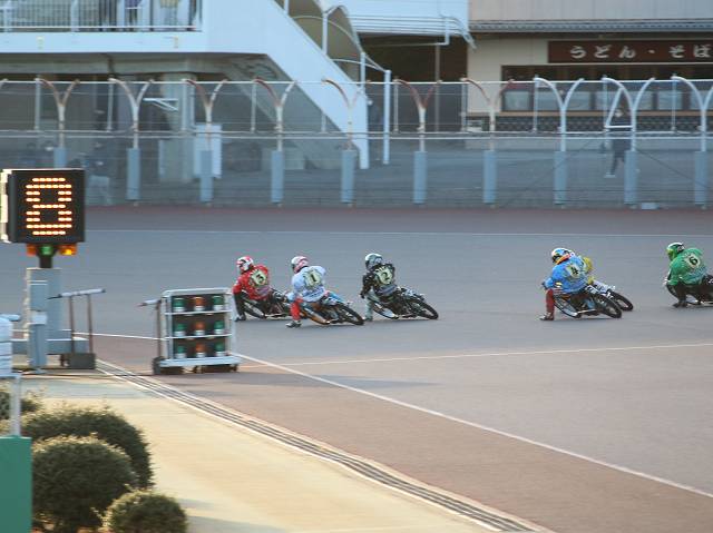 浜松オートG1スピード王決定戦の優勝戦の1コーナー