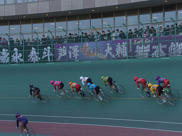 川崎競輪開設75周年記念海老澤清杯G3決勝赤板過ぎ1センター